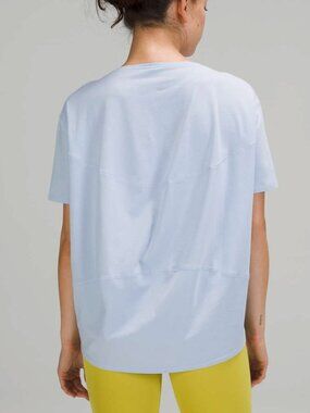 Lululemon Athletica Women's Back In Action Short Sleeve Shirt Blue Linen Size 6